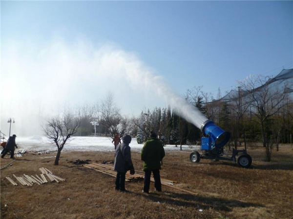 山東臨沂盛能游樂(lè )園造雪現場(chǎng)